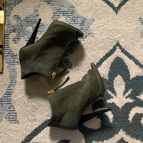 Giuseppe Zanotti sexy booties.  Heavy duty gold zippers. Beautiful olive green - Picture 1 of 11